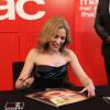 La jolie Kylie Minogue en séance de dédicaces exceptionnelle à la FNAC Saint-Lazare pour la sortie de son nouvel album "Kiss me Once" le 19 mars 2014