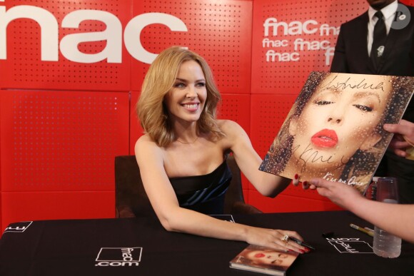 Kylie Minogue en dédicace exceptionnelle à la FNAC Saint-Lazare pour la sortie de son nouvel album "Kiss me Once" le 19 mars 2014.