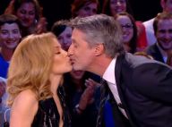 Kylie Minogue embrasse Antoine de Caunes et met le feu au Grand Journal