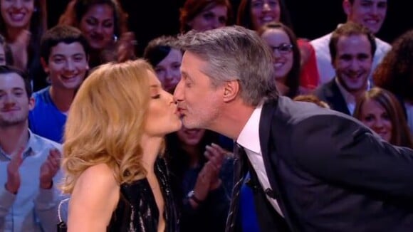 Kylie Minogue embrasse Antoine de Caunes et met le feu au Grand Journal