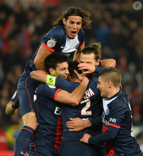 Edinson Cavani et les joueurs du PSG après leur victoire 4-0 face à l'Olympique Lyonnais, le 1er décembre 2013 au Parc des Princes à Paris