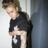 Les policiers font des photos des tatouages de Justin Bieber lors de son arrestation à Miami, le 22 janvier 2014.