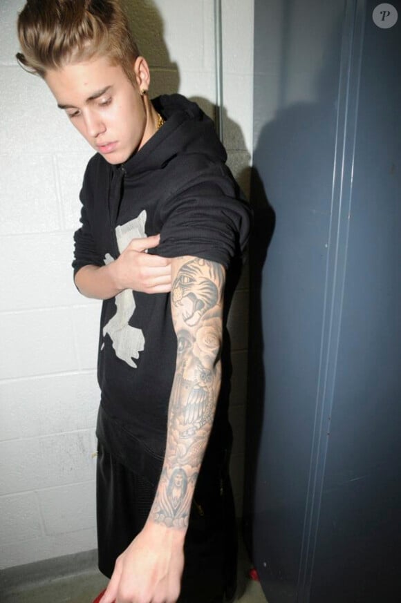Les policiers font des photos des tatouages de Justin Bieber lors de son arrestation à Miami, le 22 janvier 2014.