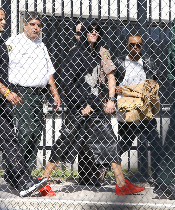 Justin Bieber sourit à sa sortie de prison à Miami, le 23 janvier 2014.