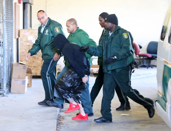 Exclusif - Justin Bieber menotté arrive au commissariat à Miami, le 23 janvier 2014. Il a été arrêté pour conduite dangereuse sous influence.