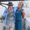 Semi Exclusif - Charlie Sheen et sa petite amie Brett Rossi, une star du porno, posent devant l'hôtel "El Ganzo" à Cabo San Lucas, le 30 novembre 2013.
