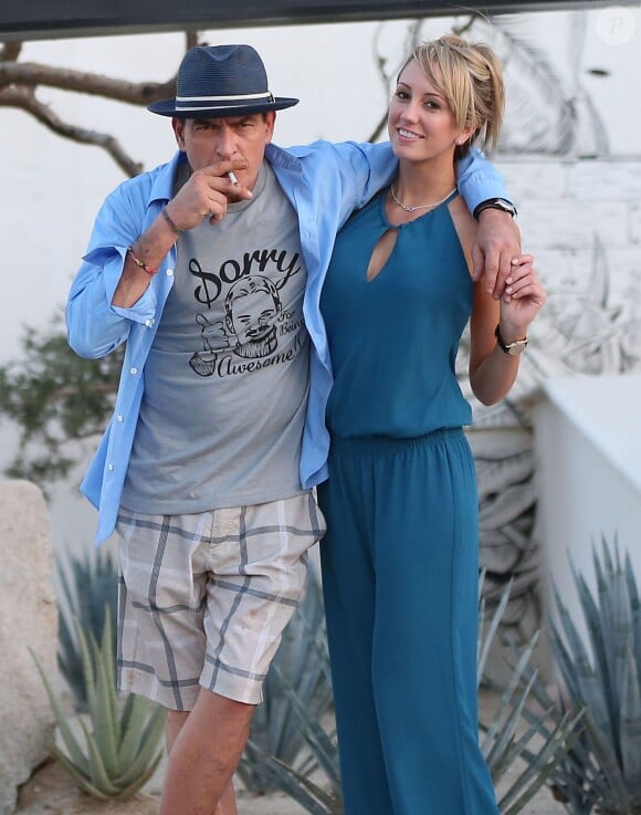 Semi Exclusif - Charlie Sheen et sa petite amie Brett Rossi, une star du porno, posent devant l'hôtel "El Ganzo" à Cabo San Lucas, le 30 novembre 2013.