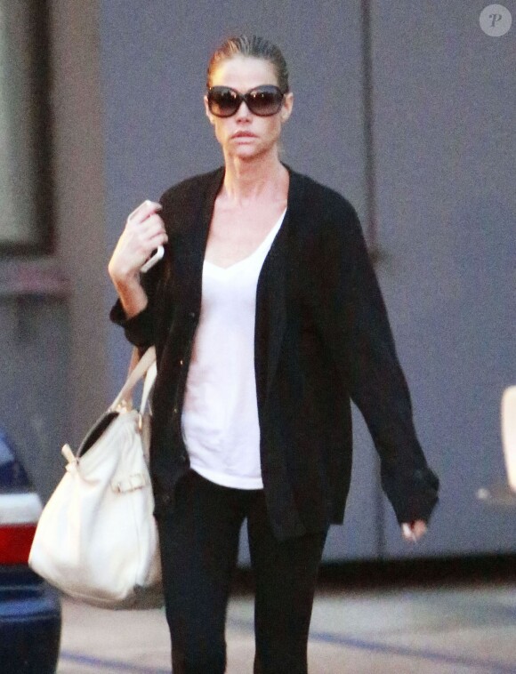 Exclusif - Denise Richards sort de chez le coiffeur à Beverly Hills, le 2 décembre 2013.