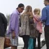 Charlie Sheen prend un avion en compagnie de son ex-femme Denise Richards et de leurs filles Sam et Lola. Le 16 Novembre 2013.