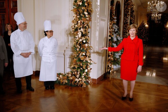 Laura Bush présentant en 2007 le chef pâtissier Bill Yosses et la chef Cristeta Comerford avant les fêtes de fin d'année 2007