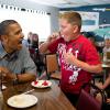 Barack Obama a les crocs ! Lors d'un déjeuner en 2012 chez Kozy Corners à Oak Harbor.