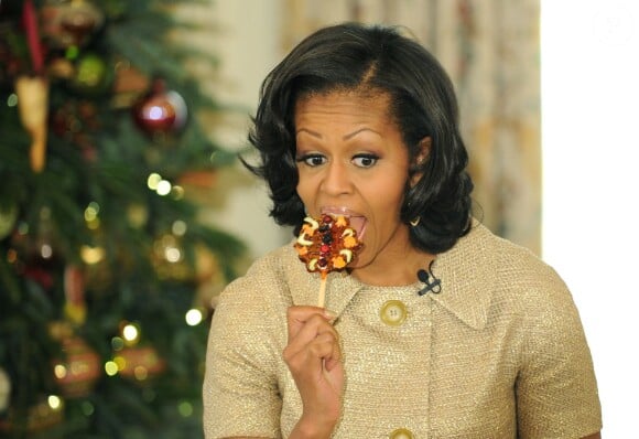 Michelle Obama se fait une douceur lors d'une cérémonie de décorations militaires le 28 novembre 2012 à la Maison Blanche
