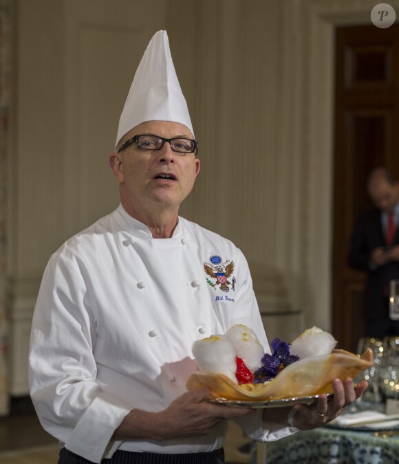 Bill Yosses, chef pâtissier de la Maison Blanche, ici en train de préparer le 10 février 2014 le dessert pour la visite officielle de François Hollande à Barack Obama, a annoncé sa décision de quitter ses fonctions en juin 2014 pour être avec son mari.