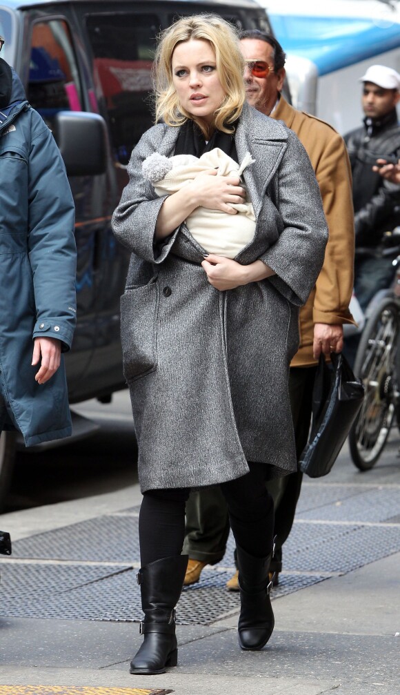 L'actrice australienne Melissa George avec son fils Raphael sur le tournage du show "Dangerous Liaisons" à New York, le 20 mars 2014.