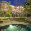 Sarah Michelle Gellar a mis en vente son ancienne maison de Bel-Air, à Los Angeles, pour 5,5 millions de dollars.