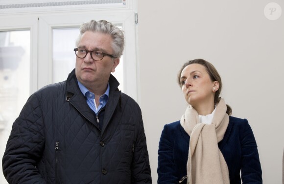 Le prince Laurent et la princesse Claire de Belgique visitant un bâtiment rénové par la société Renovassistance à Bruxelles, le 11 février 2014.