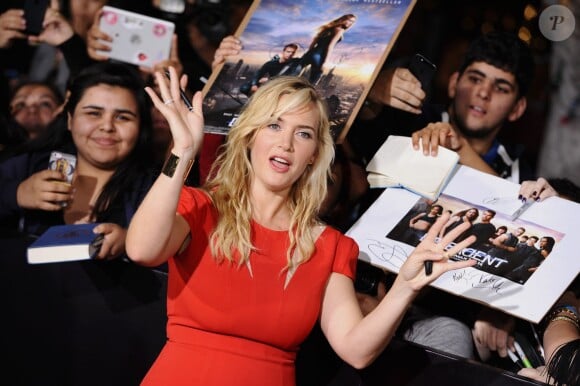 Kate Winslet signe des autographes avec des fans lors de la première de Divergente à Los Angeles, le 18 mars 2014.
