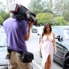 Kim Kardashian affiche un décolleté généreux et irrésistible, vêtue dans cette somptueuse robe, alors qu'elle entre chez Hooper Camera à Calabasas, Los Angeles, le 21 mars 2014