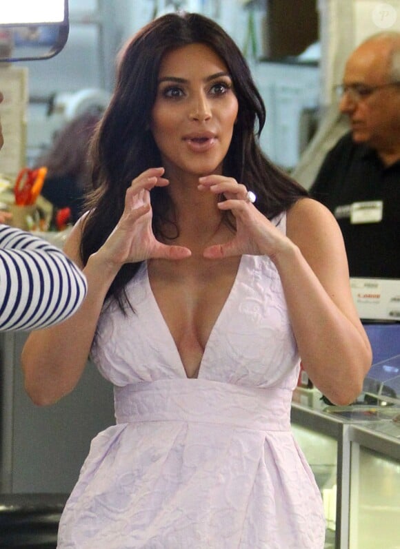 La bombe Kim Kardashian affiche un décolleté généreux et irrésistible, vêtue dans cette somptueuse robe, alors qu'elle entre chez Hooper Camera à Calabasas, Los Angeles, le 21 mars 2014