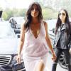 Kim Kardashian affiche un décolleté généreux et irrésistible, vêtue dans cette somptueuse robe, alors qu'elle entre chez Hooper Camera à Calabasas, Los Angeles, le 21 mars 2014
