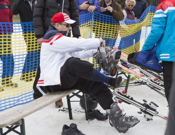 Le prince Albert de Monaco s'équipe lors de l'événement World Stars Ski au profit de Star Team for Children, association fondée par le prince Albert II de Monaco, le 22 mars 2014 à Seefeld in Tyrol, en Autriche.
