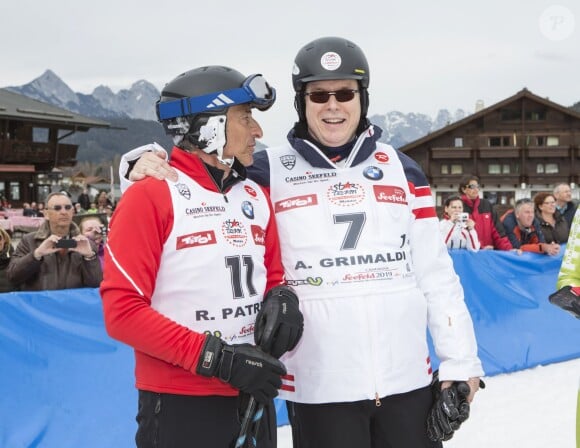 Riccardo Patrese avec le prince Albert lors de l'événement World Stars Ski au profit de Star Team for Children, association fondée par le prince Albert II de Monaco, le 22 mars 2014 à Seefeld in Tyrol, en Autriche.