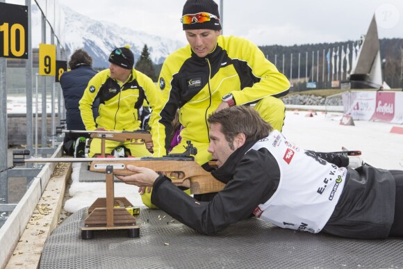 Le prince Emmanuel Philibert de Savoie au tir couché en plein biathlon lors de l'événement World Stars Ski au profit de Star Team for Children, association fondée par le prince Albert II de Monaco, le 22 mars 2014 à Seefeld in Tyrol, en Autriche.