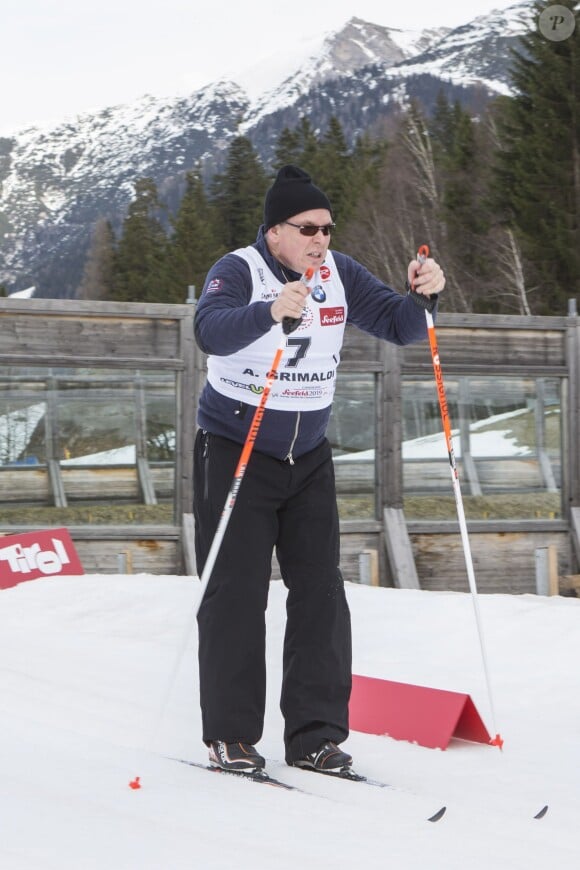 Le prince Albert en plein effort lors de l'événement World Stars Ski au profit de Star Team for Children, association fondée par le prince Albert II de Monaco, le 22 mars 2014 à Seefeld in Tyrol, en Autriche.