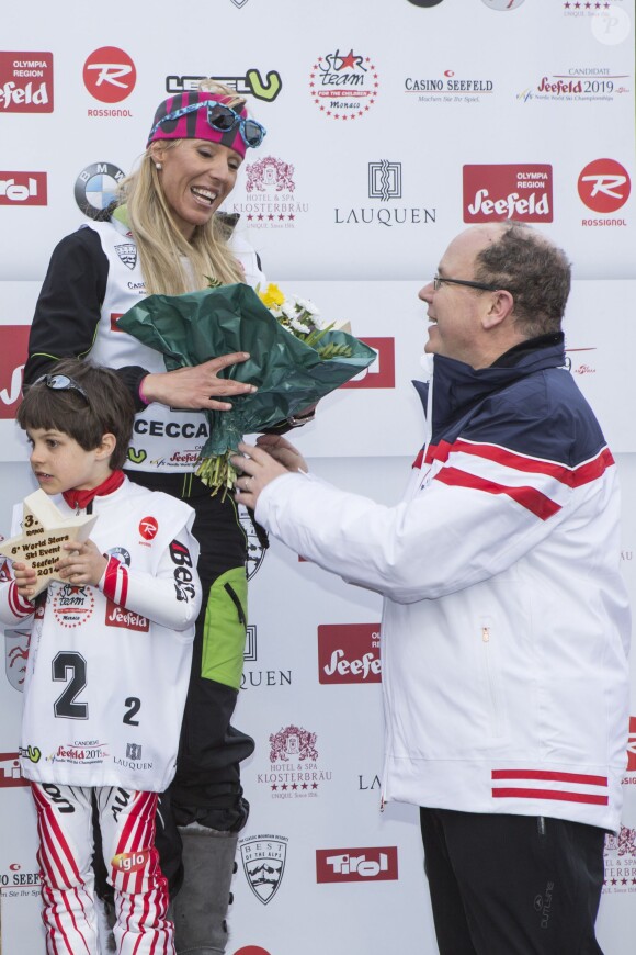 Daniela Ceccarelli récompensée par le prince Albert lors de l'événement World Stars Ski au profit de Star Team for Children, association fondée par le prince Albert II de Monaco, le 22 mars 2014 à Seefeld in Tyrol, en Autriche.