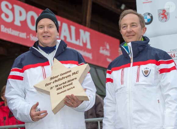 Le prince Albert II de Monaco et Mauro Serra, cofondateurs de Star Team, lors de l'événement World Stars Ski au profit de Star Team for Children, association fondée par le prince Albert II de Monaco, le 22 mars 2014 à Seefeld in Tyrol, en Autriche.