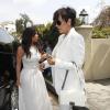 Kim Kardashian et sa mère Kris Jenner, tout de blanc vêtues, arrivent à la baby shower de Ciara à West Hollywood. Le 22 mars 2014.