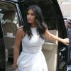 Kim Kardashian, ultrasexy en crop-top blanc, jupe fendue et sandales Tom Ford, a assisté à la baby shower de son amie Ciara à West Hollywood. Le 22 mars 2014.