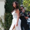 Kim Kardashian, ultrasexy en crop-top blanc, jupe fendue et sandales Tom Ford, a assisté à la baby shower de son amie Ciara à West Hollywood. Le 22 mars 2014.