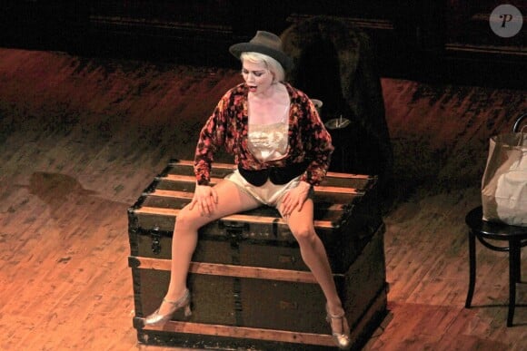 Michelle Williams sexy sur les planches de Broadway dans Cabaret, à New York, le 23 mars 2014.