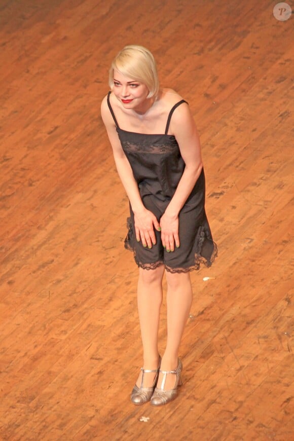 Michelle Williams ovationnée pour ses débuts sur les planches de Broadway dans Cabaret, à New York, le 23 mars 2014.