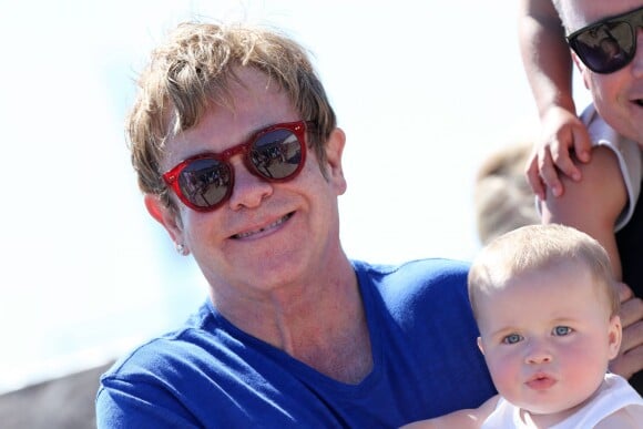 Elton John, son mari David Furnish, et leurs deux fils Elijah Joseph Daniel Furnish John et Zachary Jackson Levon Furnish John en vacances en famille à Saint-Tropez, le 22 août 2013.