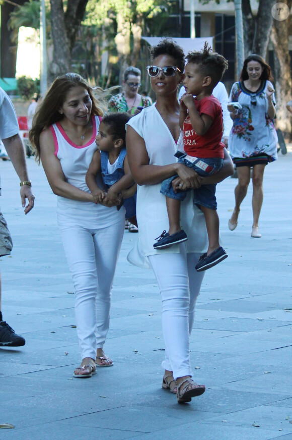 Alicia Keys se promène avec son fils Egypt à Rio de Janeiro, le 14 septembre 2013.