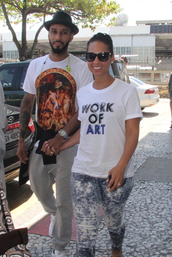Alicia Keys en compagnie de son mari Swizz Beatz se rendent à l'aéroport de Rio pour prendre un vol pour Sao Paulo, le 12 septembre 2013.