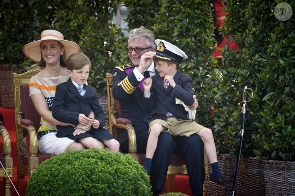 Le prince Laurent de Belgique et son épouse la prinesse Claire avec leurs jumeaux Nicolas et Aymeric lors de la Fête nationale le 21 juillet 2012, à Bruxelles.