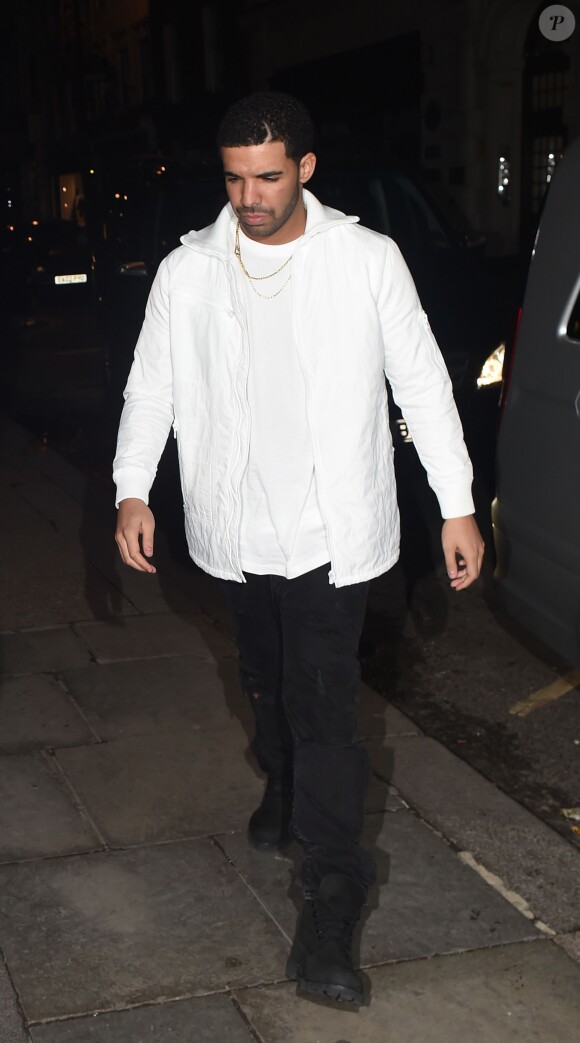 Drake arrive au Tramp pour son after-party. Il sera rejoint par Rihanna. Londres, le 25 mars 2014.