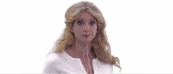 L'actrice Frédérique Bel dans la campagne vidéo La Minute Blonde pour l'Alerte Jaune. Mars 2014.
