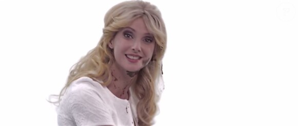 La comédienne Frédérique Bel dans la campagne vidéo La Minute Blonde pour l'Alerte Jaune. Mars 2014.