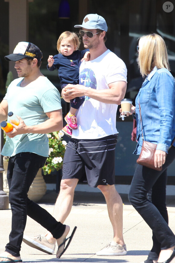 Chris Hemsworth dans les rues de Los Angeles avec sa fille India Rose à Los Angeles, le 27 mars 2014.