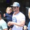 Chris Hemsworth se promène avec sa fille India Rose à Los Angeles, le 27 mars 2014.