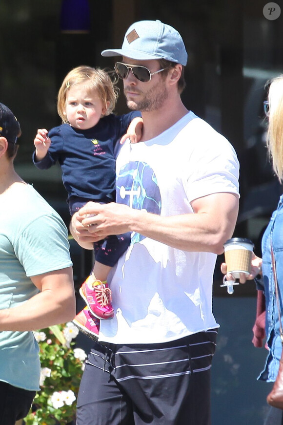 Chris Hemsworth se promène avec sa fille India Rose à Los Angeles, le 27 mars 2014.