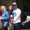 Chris Hemsworth dans les rues de Los Angeles avec sa fille India Rose, le 27 mars 2014.