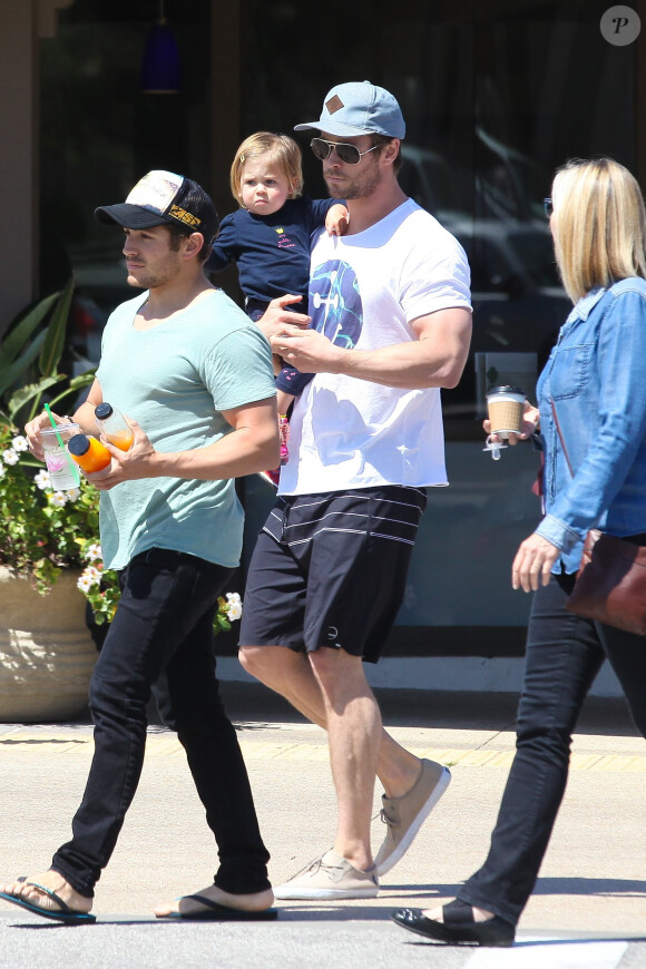 Chris Hemsworth se balade dans les rues de Los Angeles avec sa fille India Rose, le 27 mars 2014.