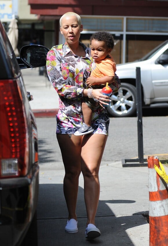 Amber Rose et son fils Sebastian se promènent à West Hollywood, le 27 mars 2014.