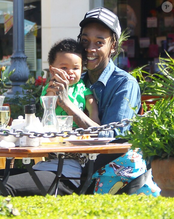 Wiz Khalifa et son fils Sebastian à Calabasas, Los Angeles, le 17 mars 2014.