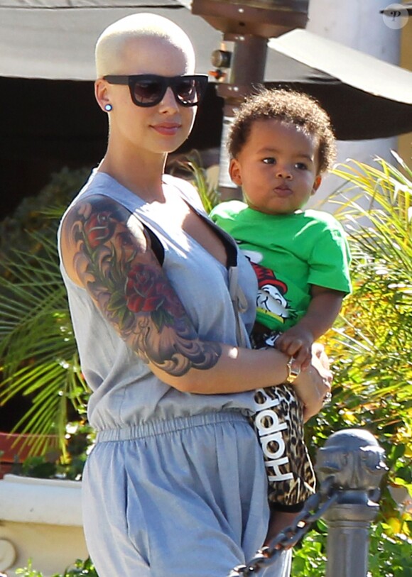 Amber Rose et son fils Sebastian à Calabasas, Los Angeles, le 17 mars 2014.